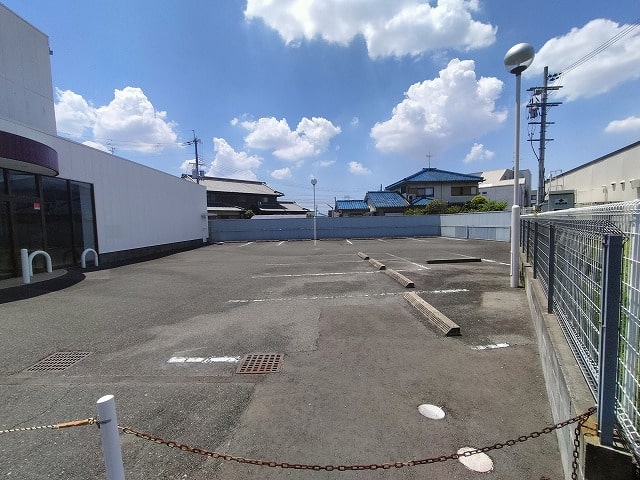 駐車場広々としております。