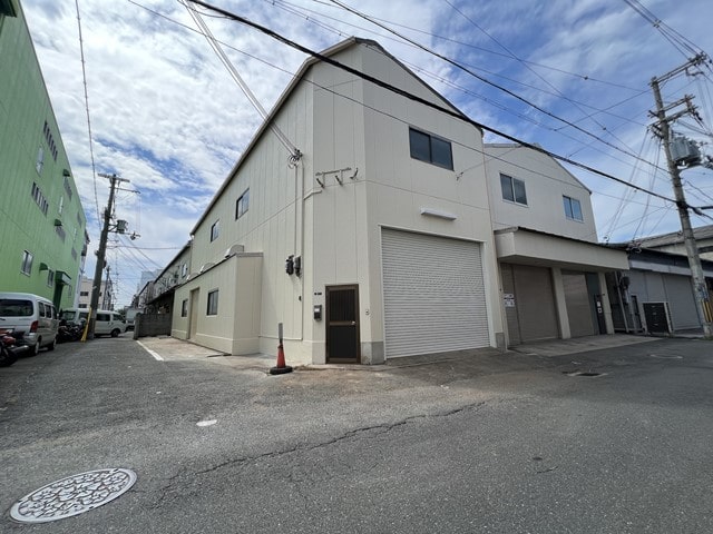 角地の倉庫・事務所です。