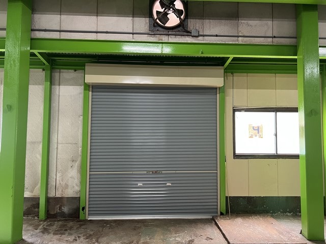 新品手動シャッターです。