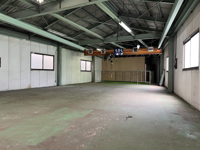 2階に荷揚げ用1.5ｔクレーンあり