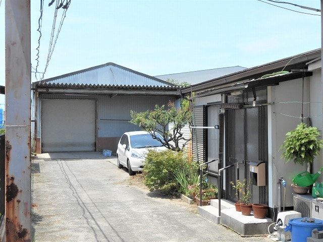 平家建の倉庫です。