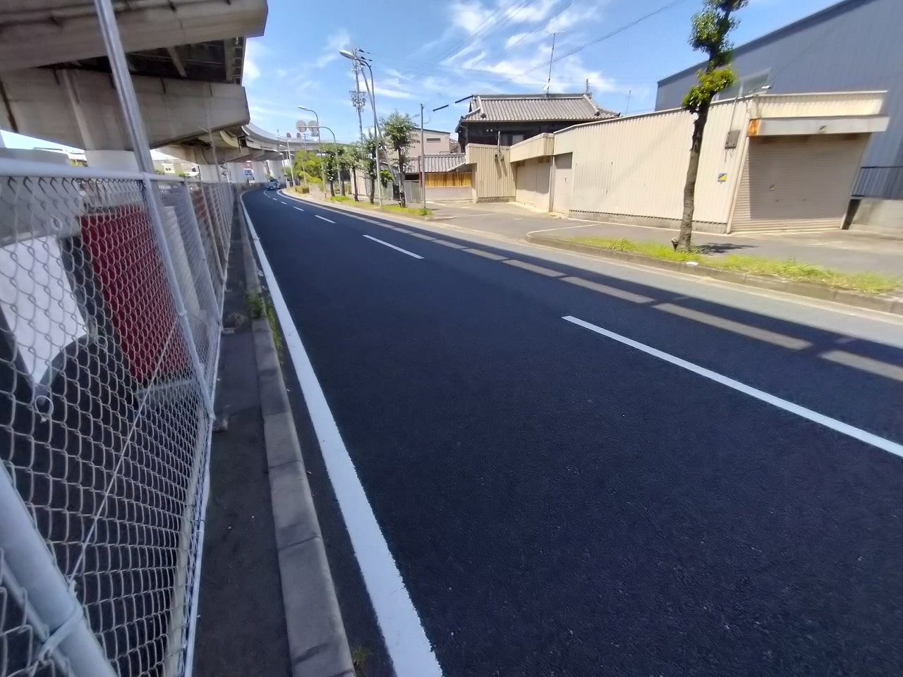 建物前に大型トラックづけは難しいです