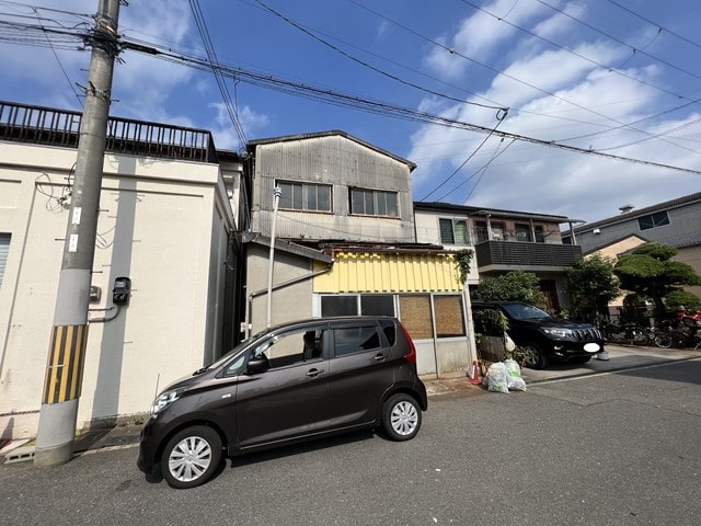 近隣には民家があります。