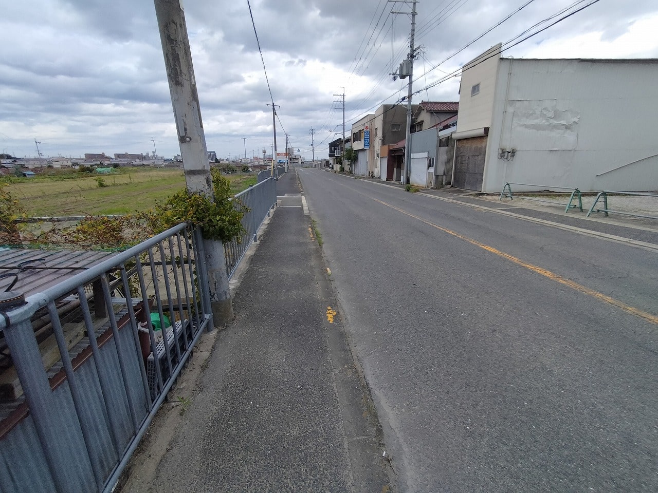 建物前に車付けは難しいです