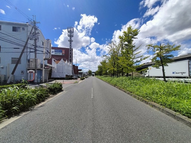 近畿自動車道　東大阪南インター目の前です。