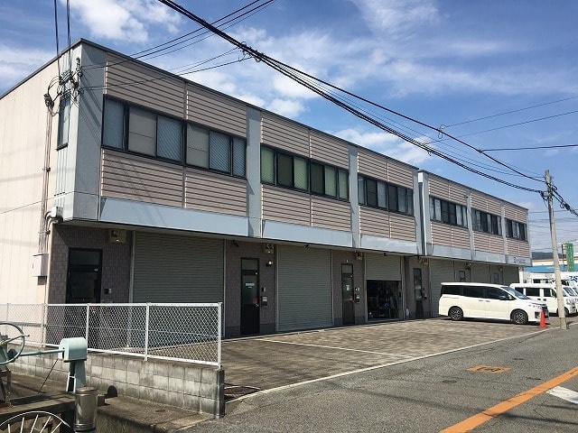 1階倉庫、2階事務所、駐車スペース付です。