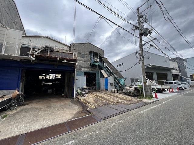 前面空地に乗用車2台駐車可能です。