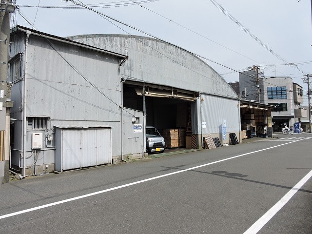 ドーム型の倉庫です。
