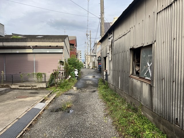 2ｔ車もしくは乗用車の通行がギリギリです。