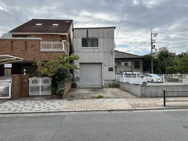 近隣に民家があります。