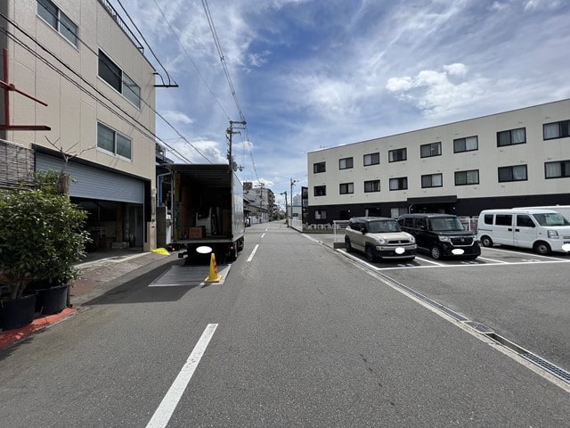 前面道路は大型車両の通行可能です。