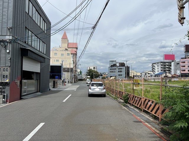 奥は川沿いで道幅が狭くなっております。