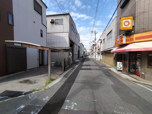 コンビニは目の前にあります。