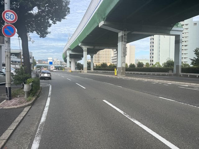 幹線道路沿いです。