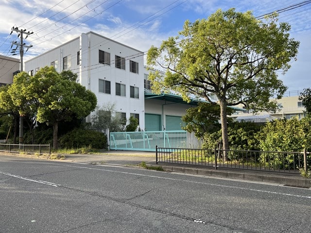 門の間口約8.5ⅿです。