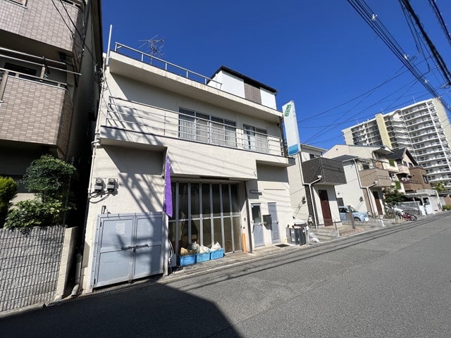 近隣にマンションや民家があります。