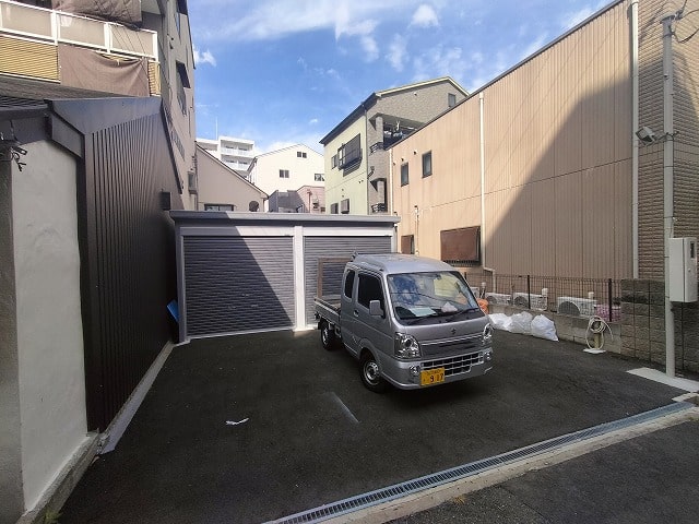 シャッター付きガレージが2つあります。
