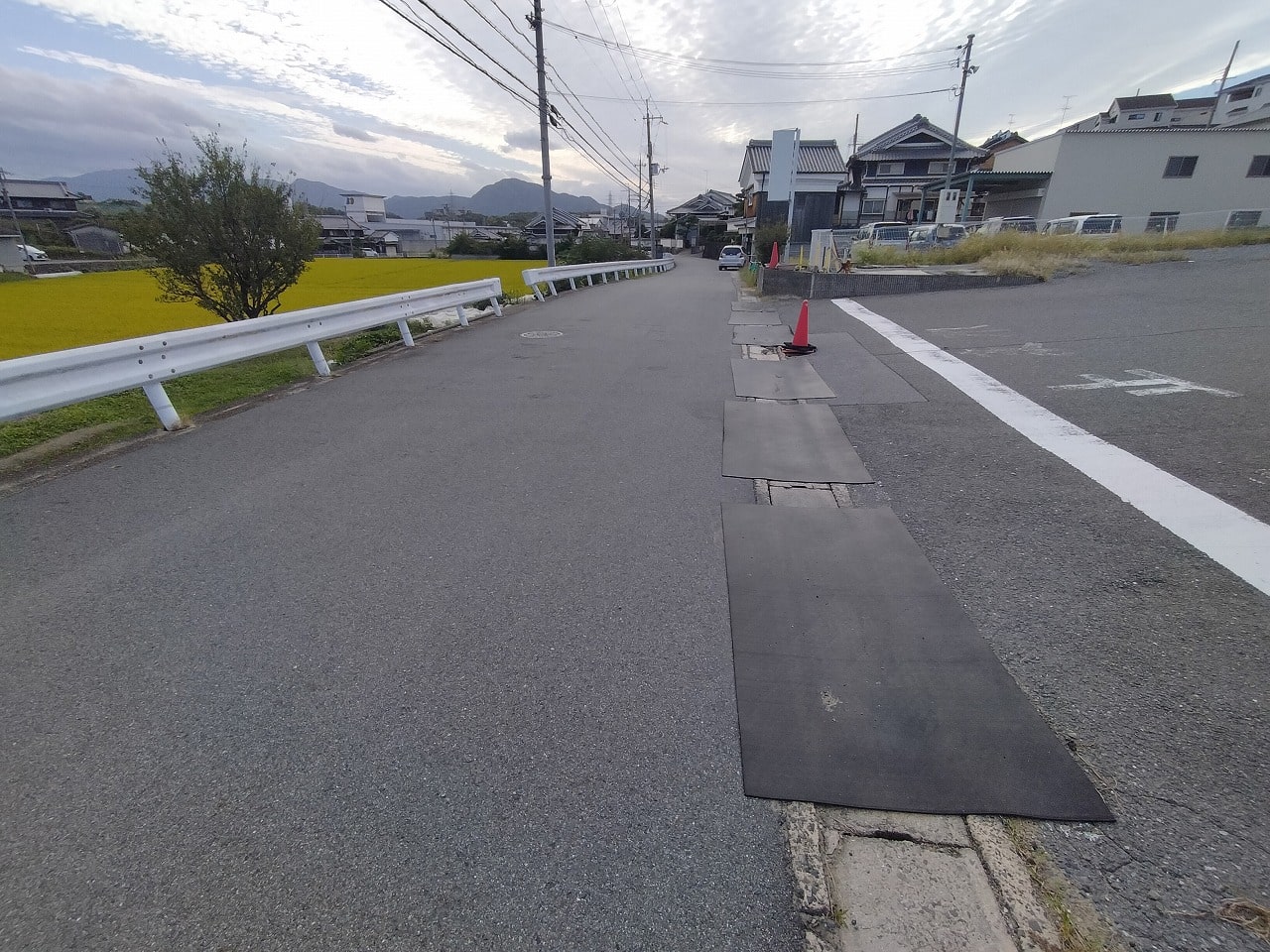 この先道路幅細くなります