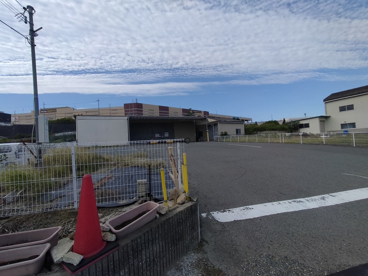 近隣に民家ございます