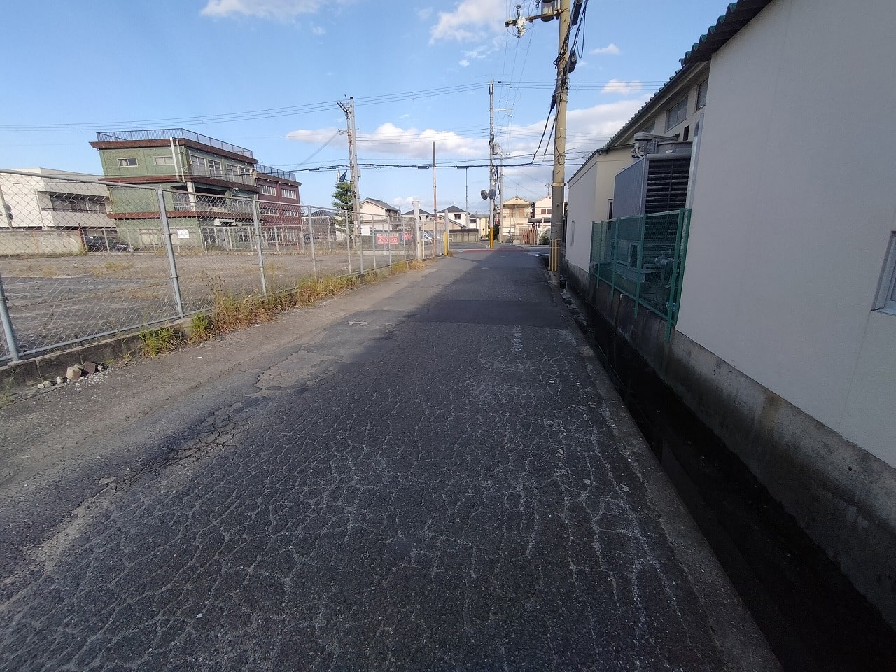前面道路が狭く大型車通行不可です