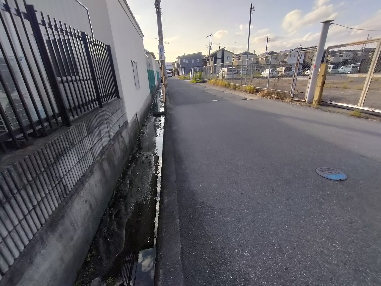 この先道幅狭くなります