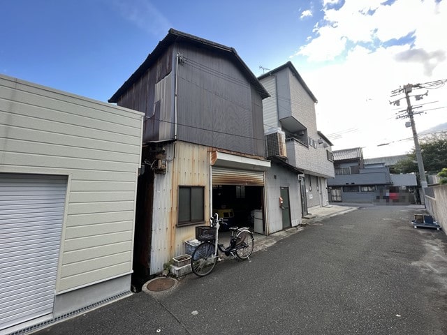 大阪メトロ中央線の高井田駅から徒歩10分です。