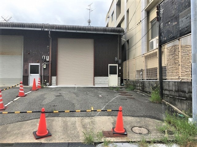 前面空地に駐車可能です。