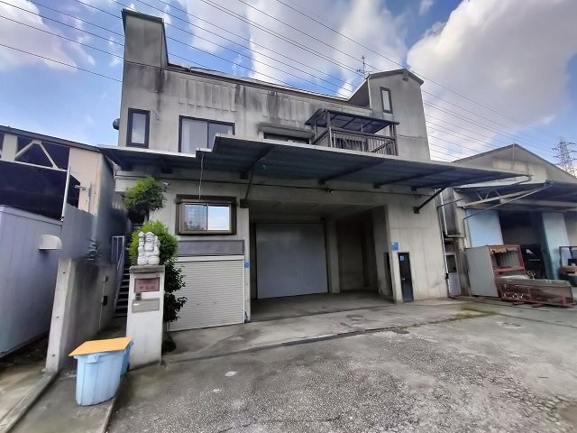 1階倉庫　中2階事務所