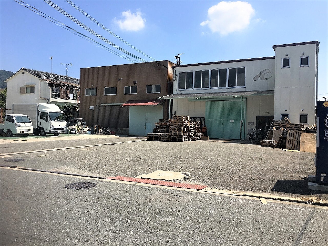 向かって左側の建物です。