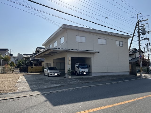 駐車場付きの倉庫・事務所です。