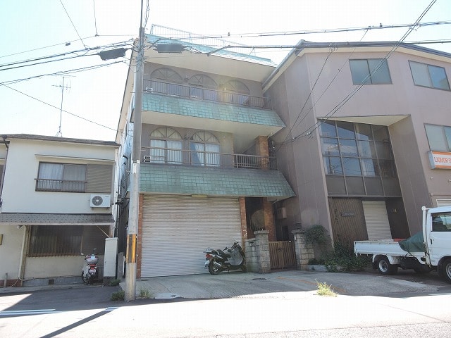 一階倉庫、上の階は住居になっています。