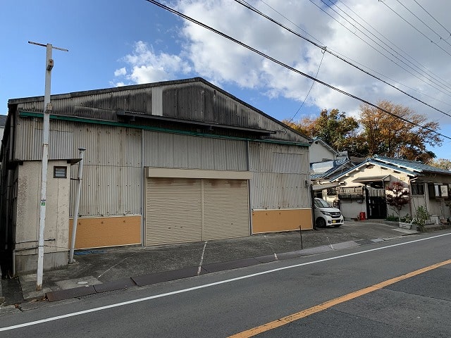 前面道路は交通量多めです。