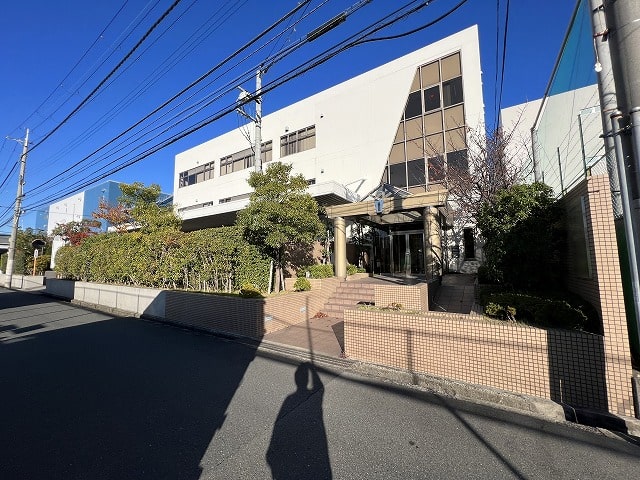 正面玄関になります。