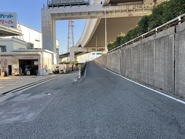 幹線道路に出れます。