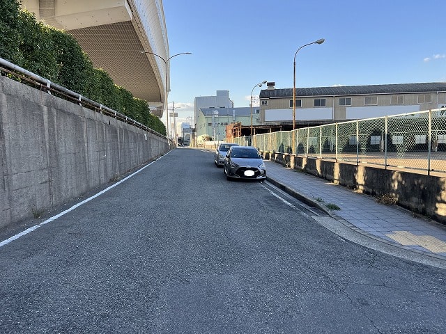 一方通行道路となっております。