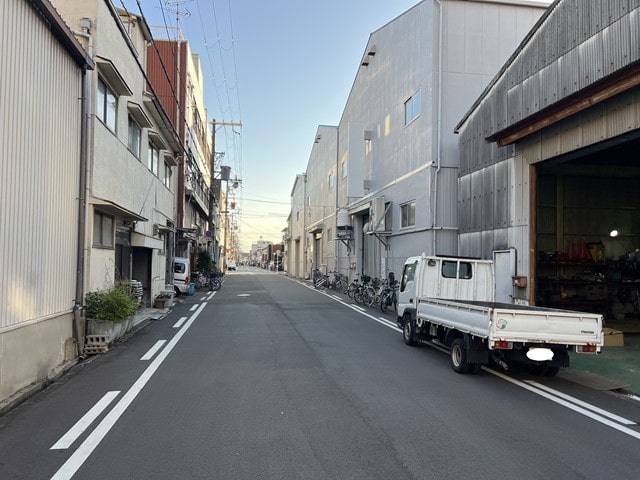 前面道路は一方通行道路となっています。