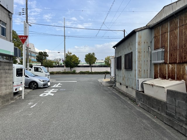 幹線道路に出れます。