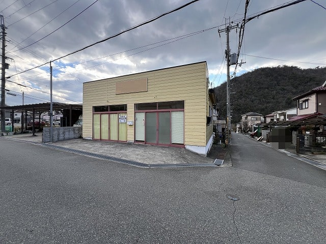 角地の倉庫・店舗です。