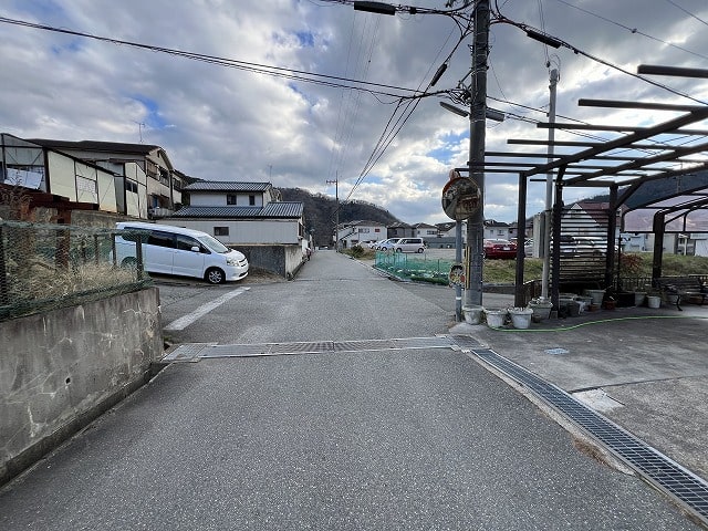前面通路は2ｔ車がギリギリです。