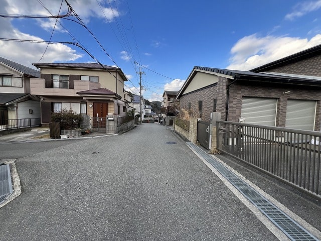近隣に民家があります。