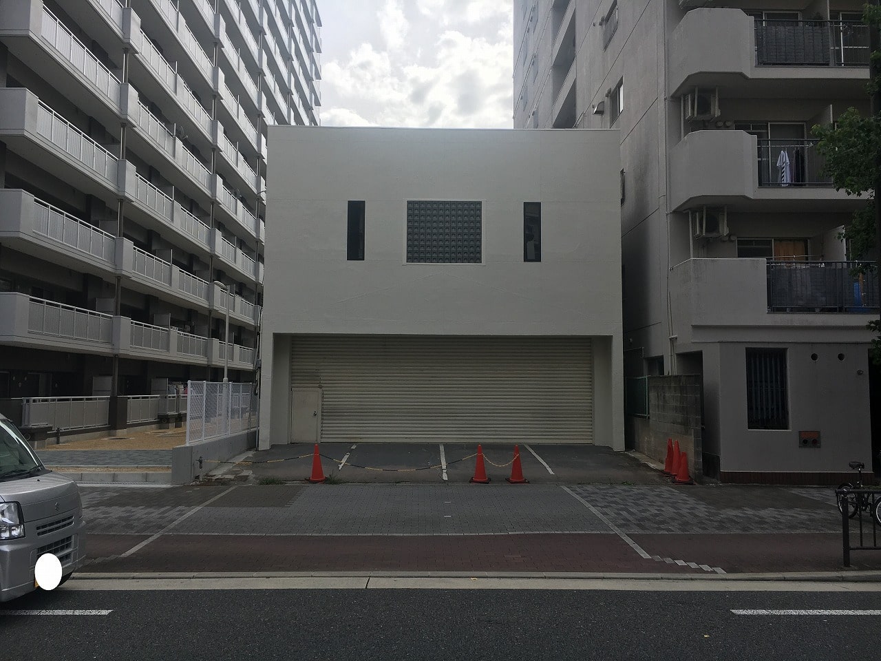 前面駐車場あります。