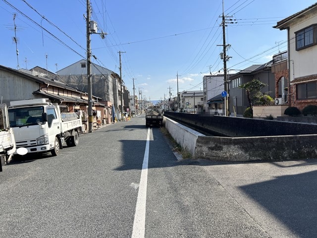 川迎えの道路からの通行は可能です。