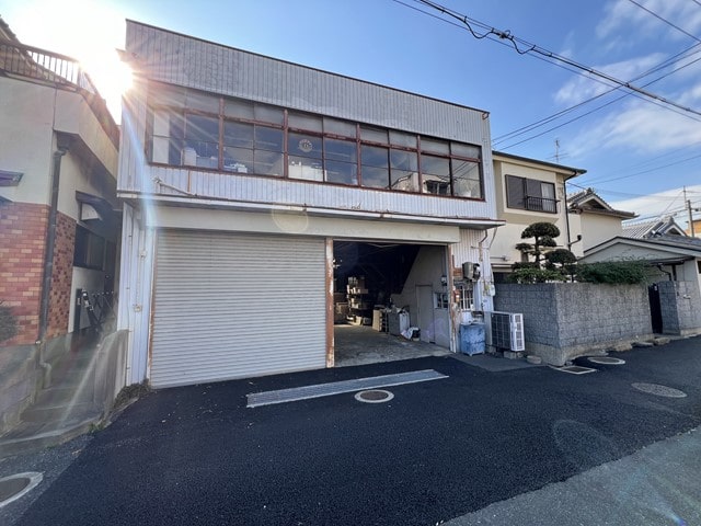 近隣に民家があります。
