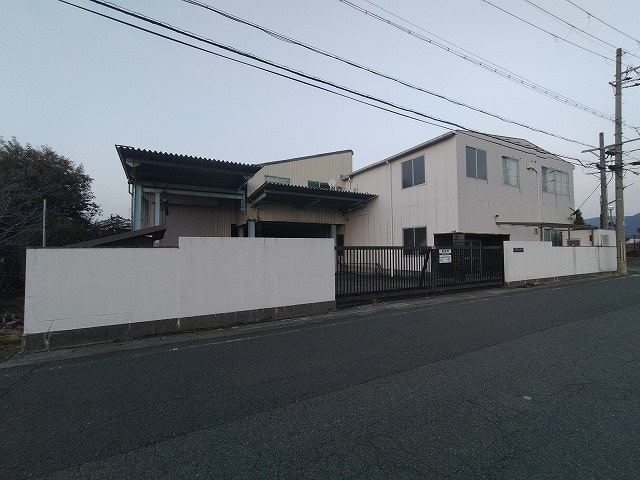 大型の工場跡地です