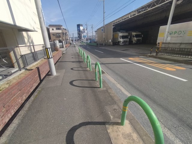 前面道路は大型車両通行可能です。