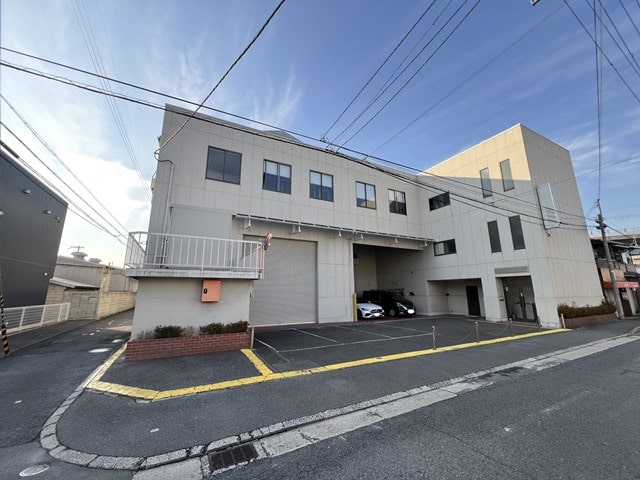 角地の工場・事務所になります。