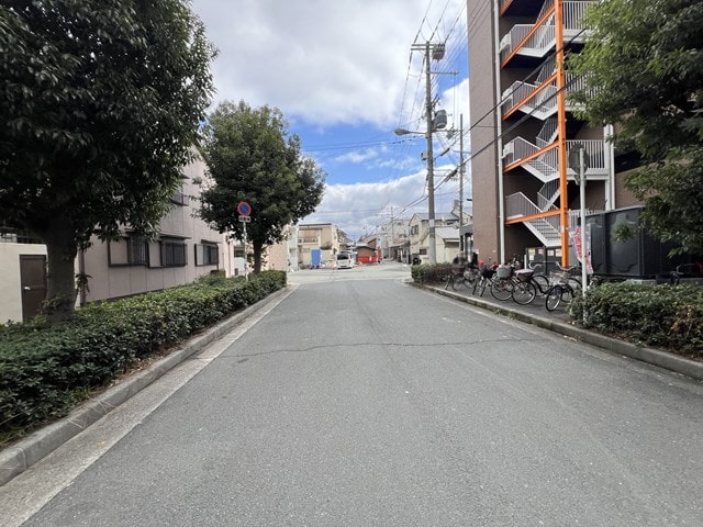 奥は道幅が狭くなっております。
