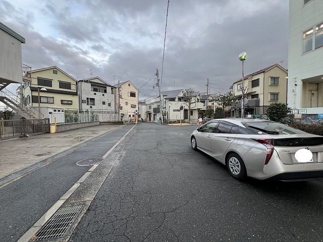 奥は道幅が狭く民家があります。