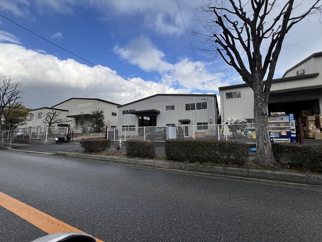 前面に駐車スペース付き倉庫です。