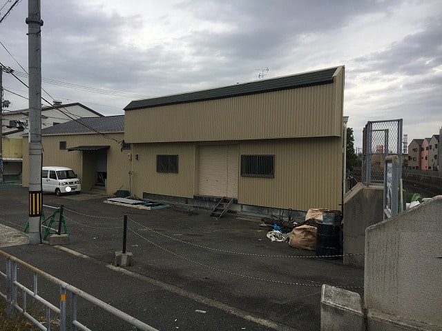 鶴見緑地駅から徒歩10分です。
